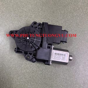 824502W020 Mô tơ lên kính trước trái Santafe 2013-2018