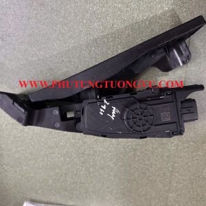 32700D4100 Chân ga Hyundai Santafe 2020