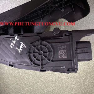 32700D4100 Chân ga Hyundai Santafe 2020